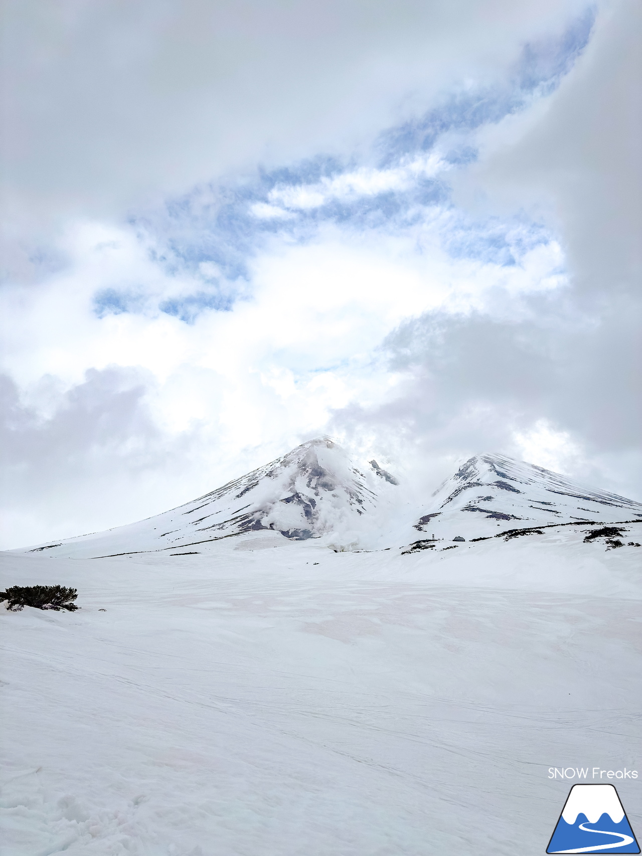 大雪山旭岳ロープウェイ｜北海道最高峰「旭岳」で、ひと足先に滑り納め…。2024-2025シーズンも SNOW Freaks をご覧くださり、どうもありがとうございました！